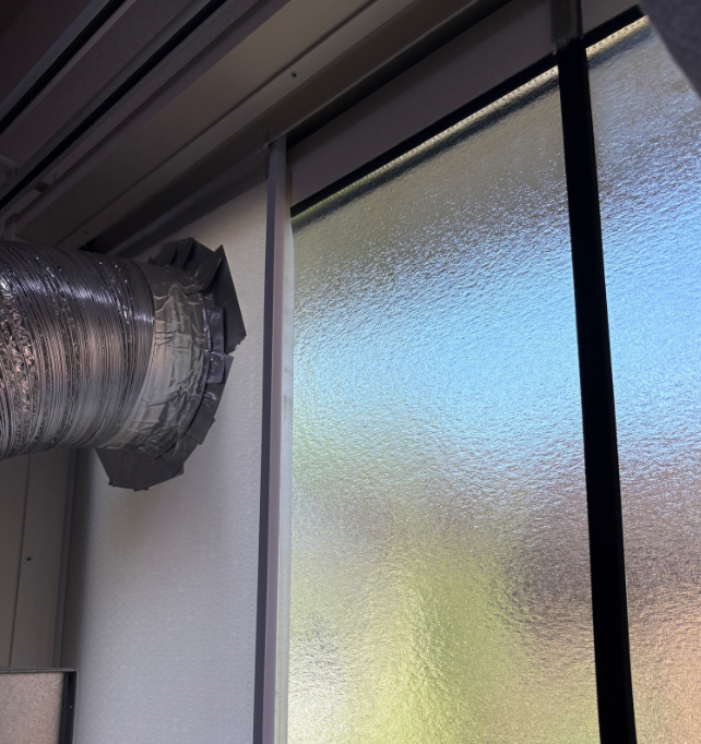 窓に設置した排気口とサッシのすき間対策