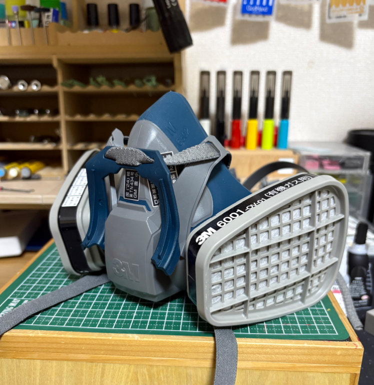 3M 6500QLに吸収缶6001を装着した防毒マスク